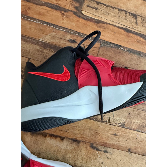 Boys Nike Kyrie Flytrap IV Red Black Sneakers 5 (Big Boy) - Picture 7 of 10